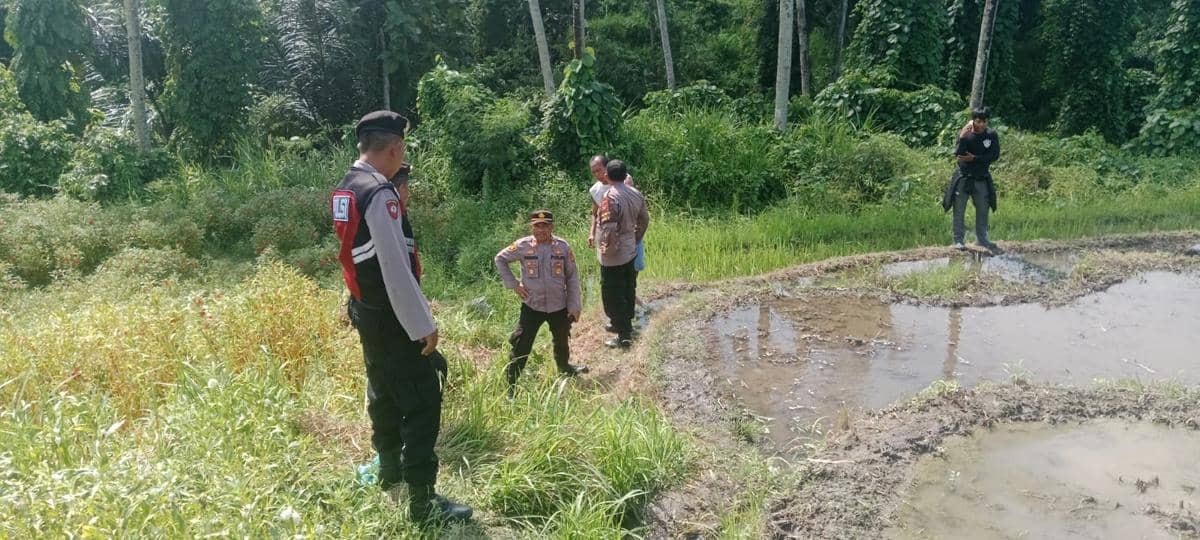 Aparat melakukan olah TKP kejadian ditemukannya lansia meninggal dunia.