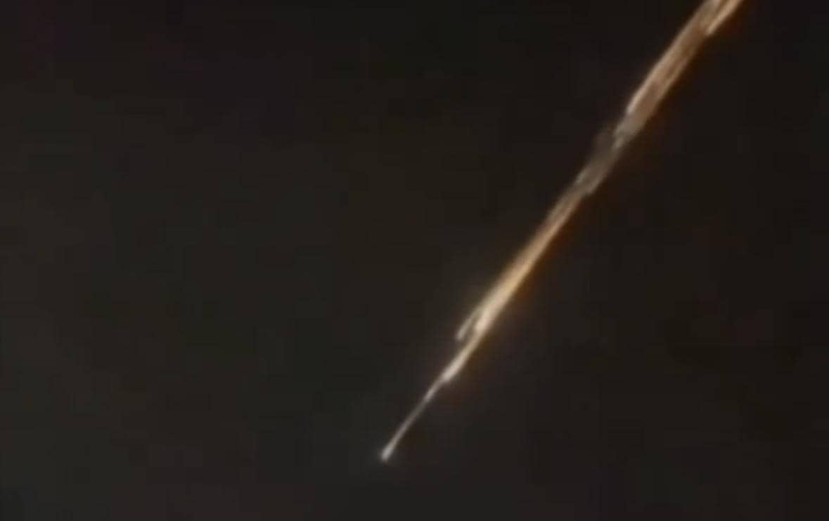 Warga Sambas heboh ada benda misterius di langit.