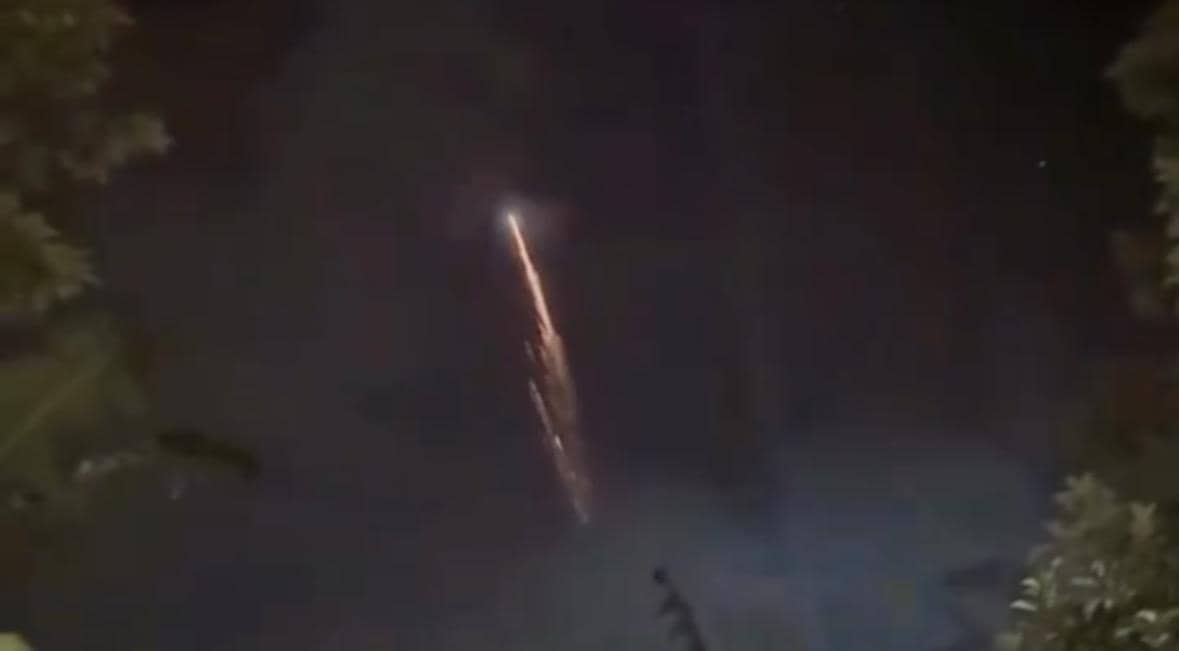 Benda Bercahaya Terobos Langit Sambas, Warga Panik dan Rekaman Viral