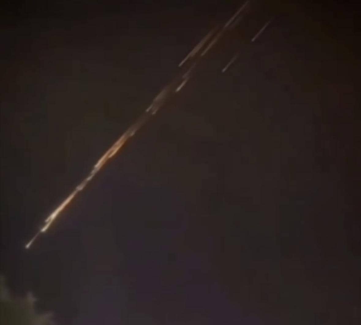 Benda aneh muncul di langit Sambas. 