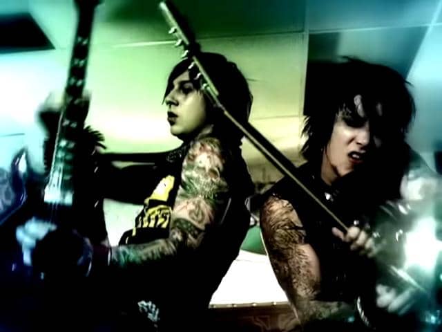 cuplikan MV Bat Country