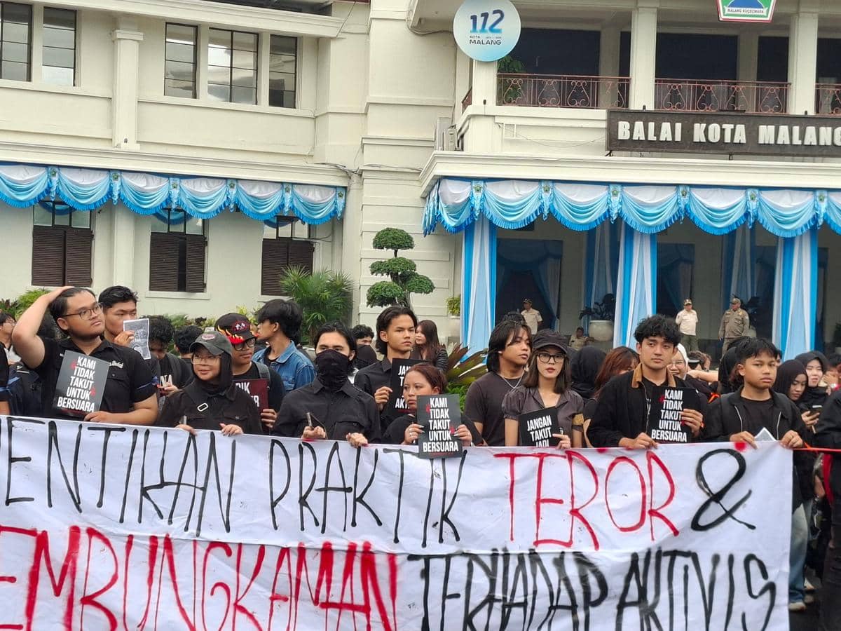 Ratusan Mahasiswa UB Padati Balkot Malang Tuntut Keadilan Andrie Yunus