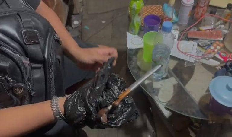 Barang bukti badik yang digunakan pelaku menusuk korban hingga tewas. (dok. Polrestabes Makassar)