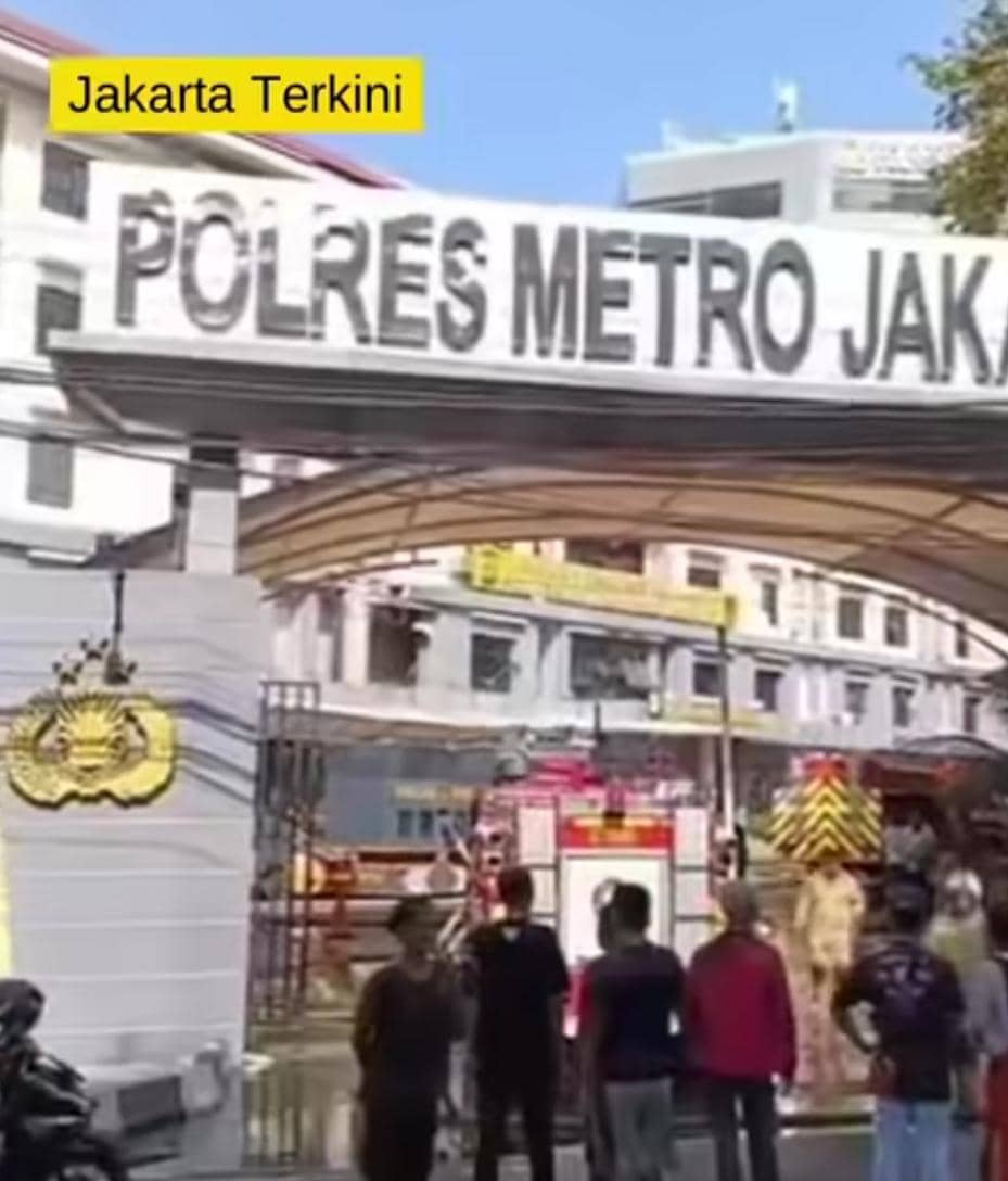 Kebakaran Kantor Polres Jakarta Barat , 65 Personel Damkar Diterjunkan