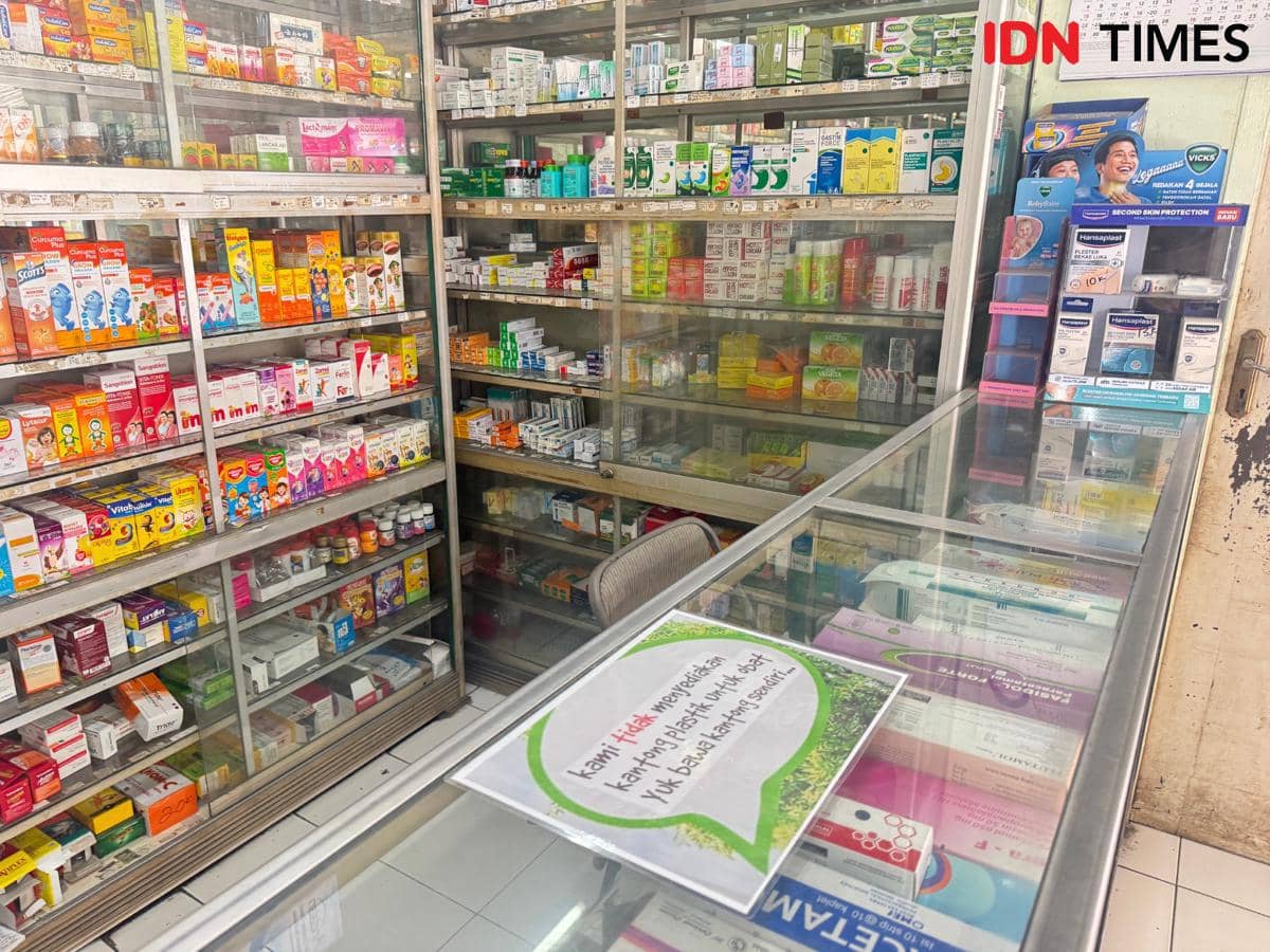 Apotik di Rawalumbu, Kota Bekasi tak lagi sediakan kantong plastik untuk wadah barang yang dibeli konsumen. (IDN Times/Vadhia Lidyana)