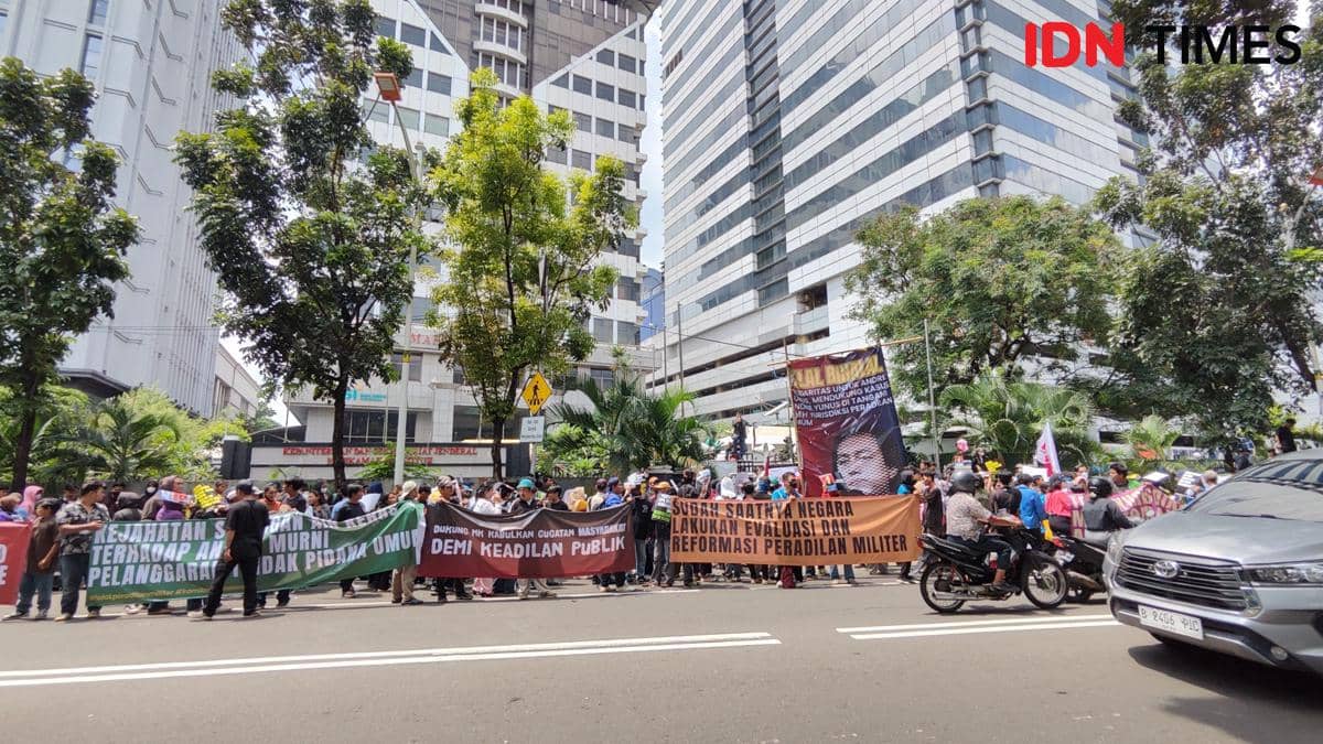 Ratusan mahasiswa bersama koalisi masyarakat sipil melakukan demonstrasi saat sidang judicial review UU TNI di Mahkamah Konstitusi (MK), Jakarta, Rabu (8/4/2026)