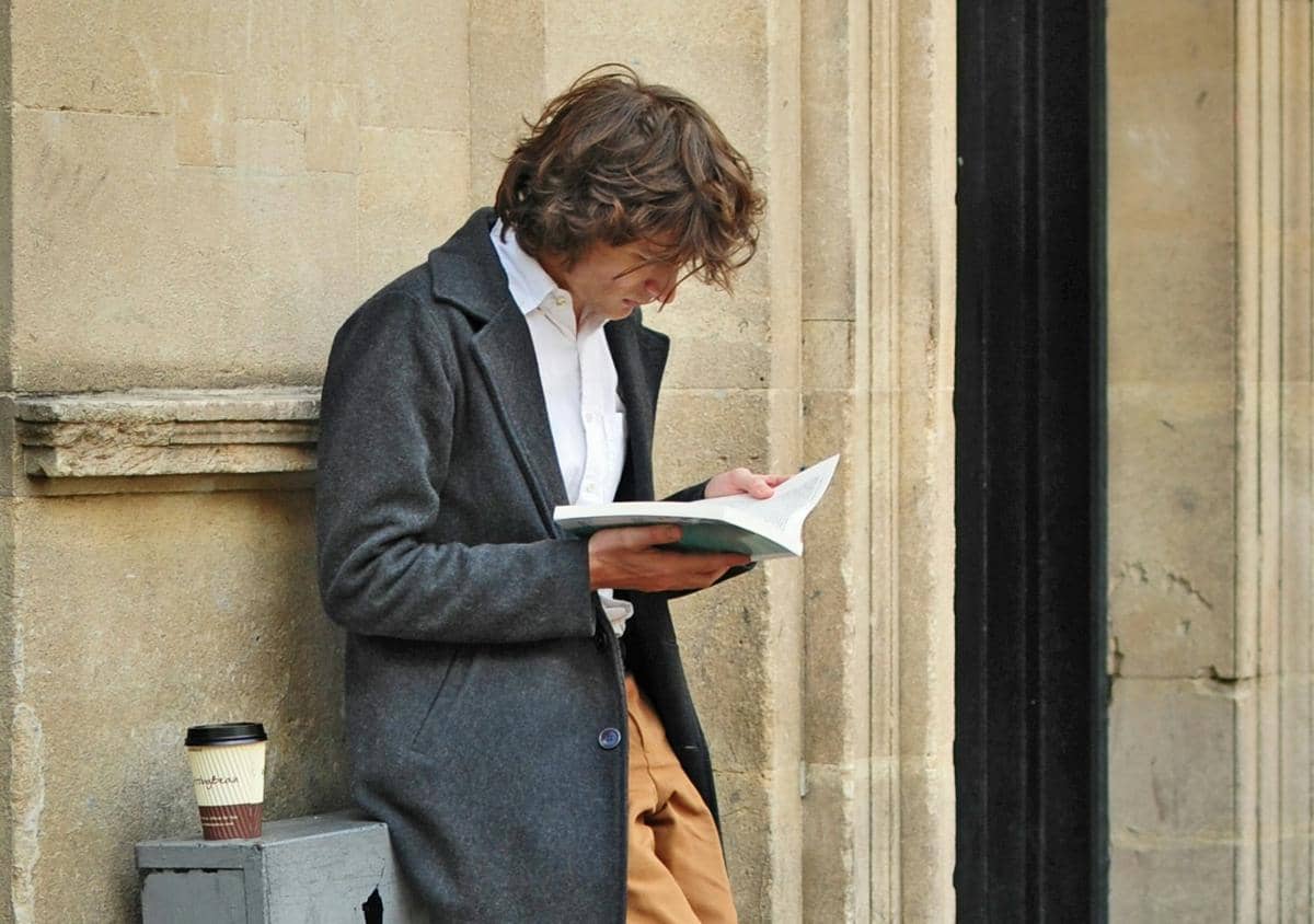 Orang yang Hobi Baca, Auranya Beda: Alasan Kenapa Mereka Lebih Atraktif