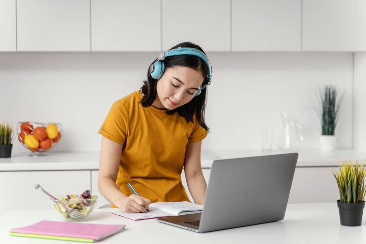 Ilustrasi orang sedang mengerjakan Try Out