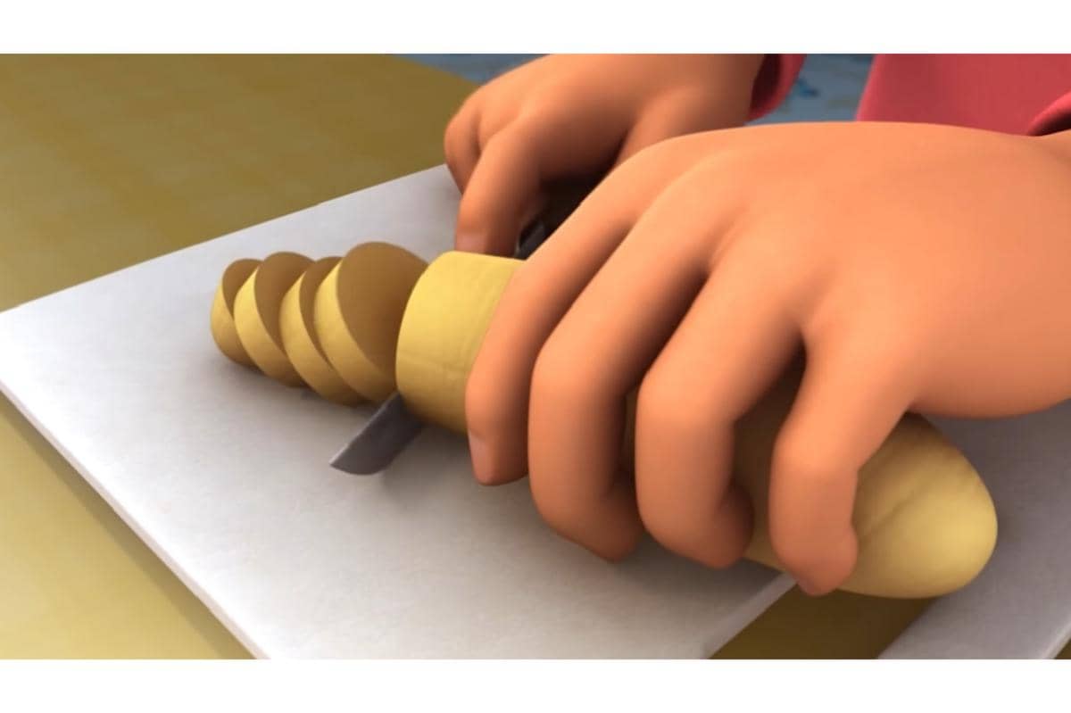 Kak Ros memotong buah-buahan untuk jadi campuran utama es krim buah homemade