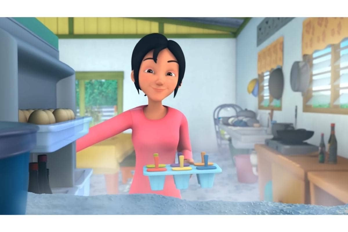 Kak Ros memasukkan es krim buah yang sudah dicetaknya ke dalam freezer agar beku