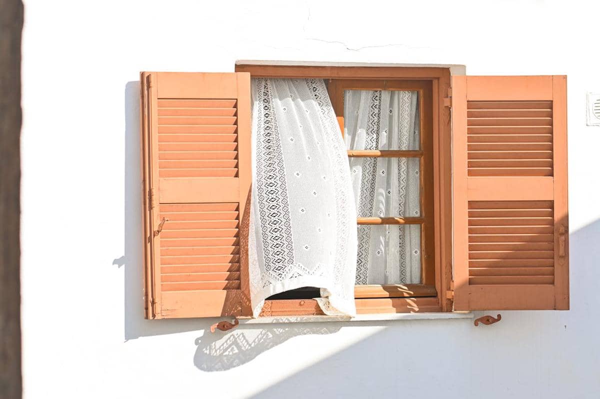 jendela yang terbuka