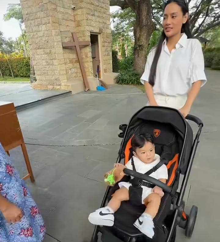 Potret Erika dan Andrew jalan-jalan di Taman Doa Kasih Mulia Sejati