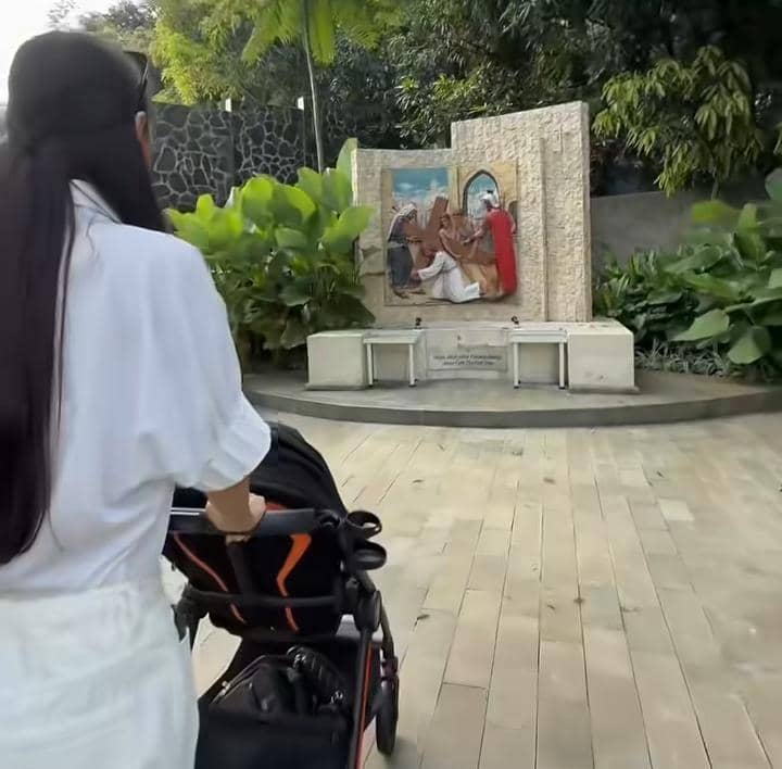 Potret Erika dan Andrew jalan-jalan di Taman Doa Kasih Mulia Sejati