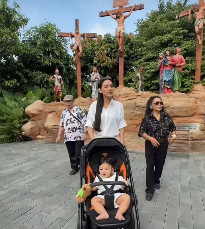 Potret Erika dan Andrew jalan-jalan di Taman Doa Kasih Mulia Sejati