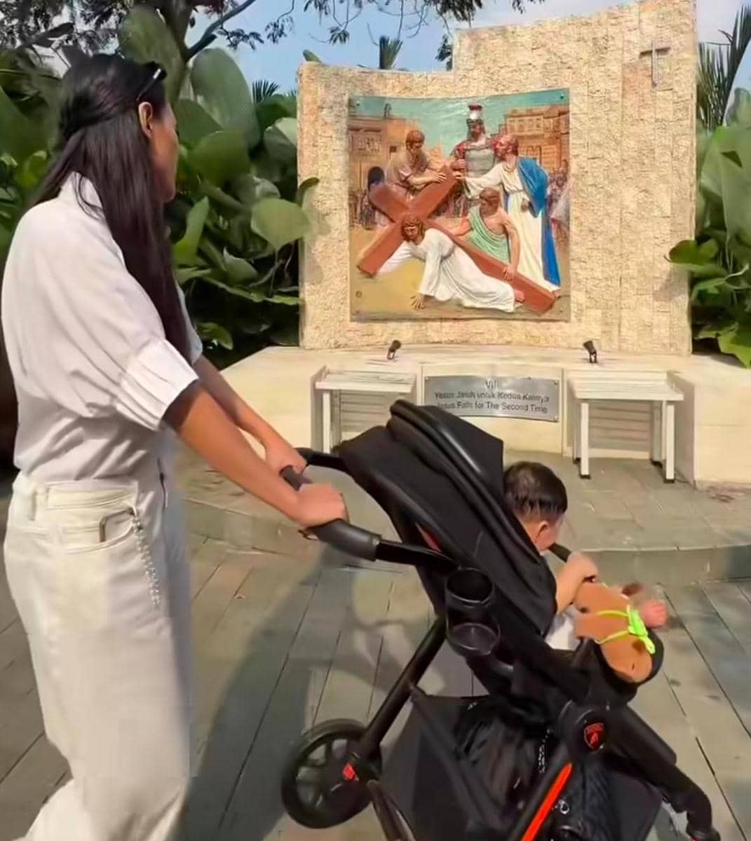 Potret Erika dan Andrew jalan-jalan di Taman Doa Kasih Mulia Sejati