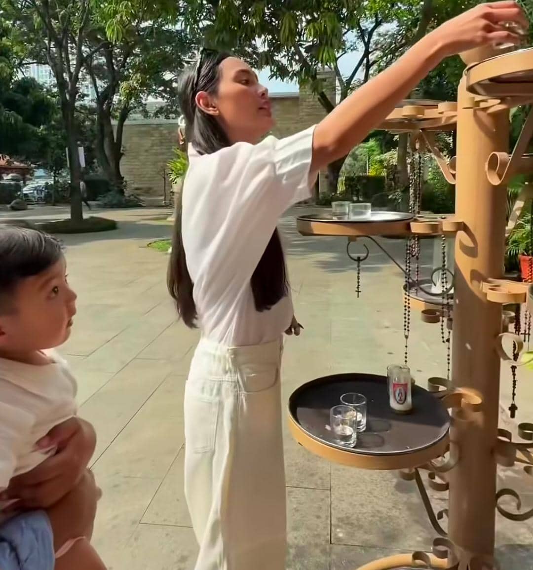 Potret Erika dan Andrew jalan-jalan di Taman Doa Kasih Mulia Sejati