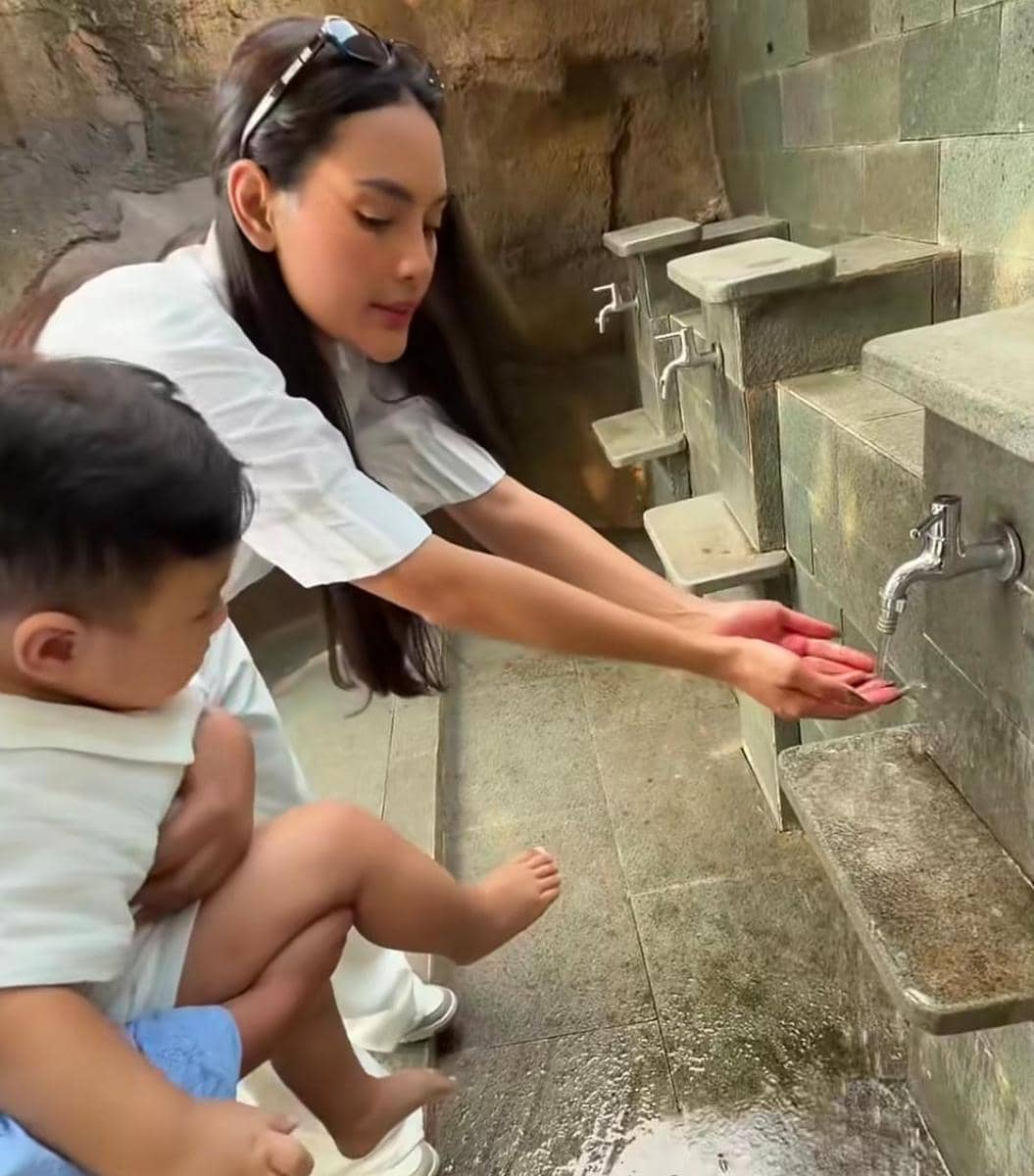 Potret Erika dan Andrew jalan-jalan di Taman Doa Kasih Mulia Sejati