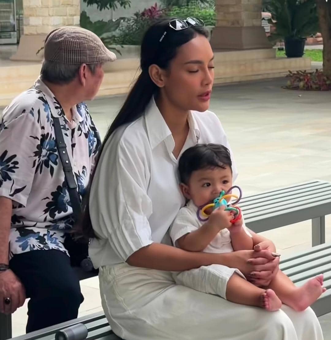 Potret Erika dan Andrew jalan-jalan di Taman Doa Kasih Mulia Sejati