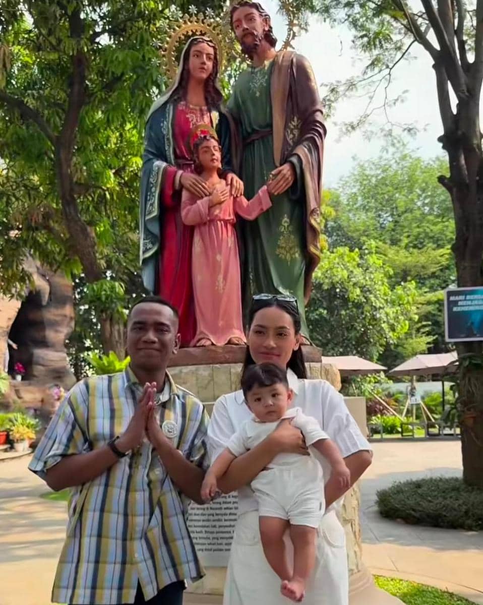 Potret Erika dan Andrew jalan-jalan di Taman Doa Kasih Mulia Sejati