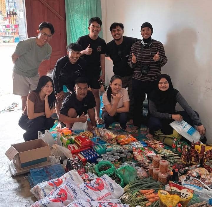 potret Wendy Walters main bersama anak-anak basecamp Gunung Leuser