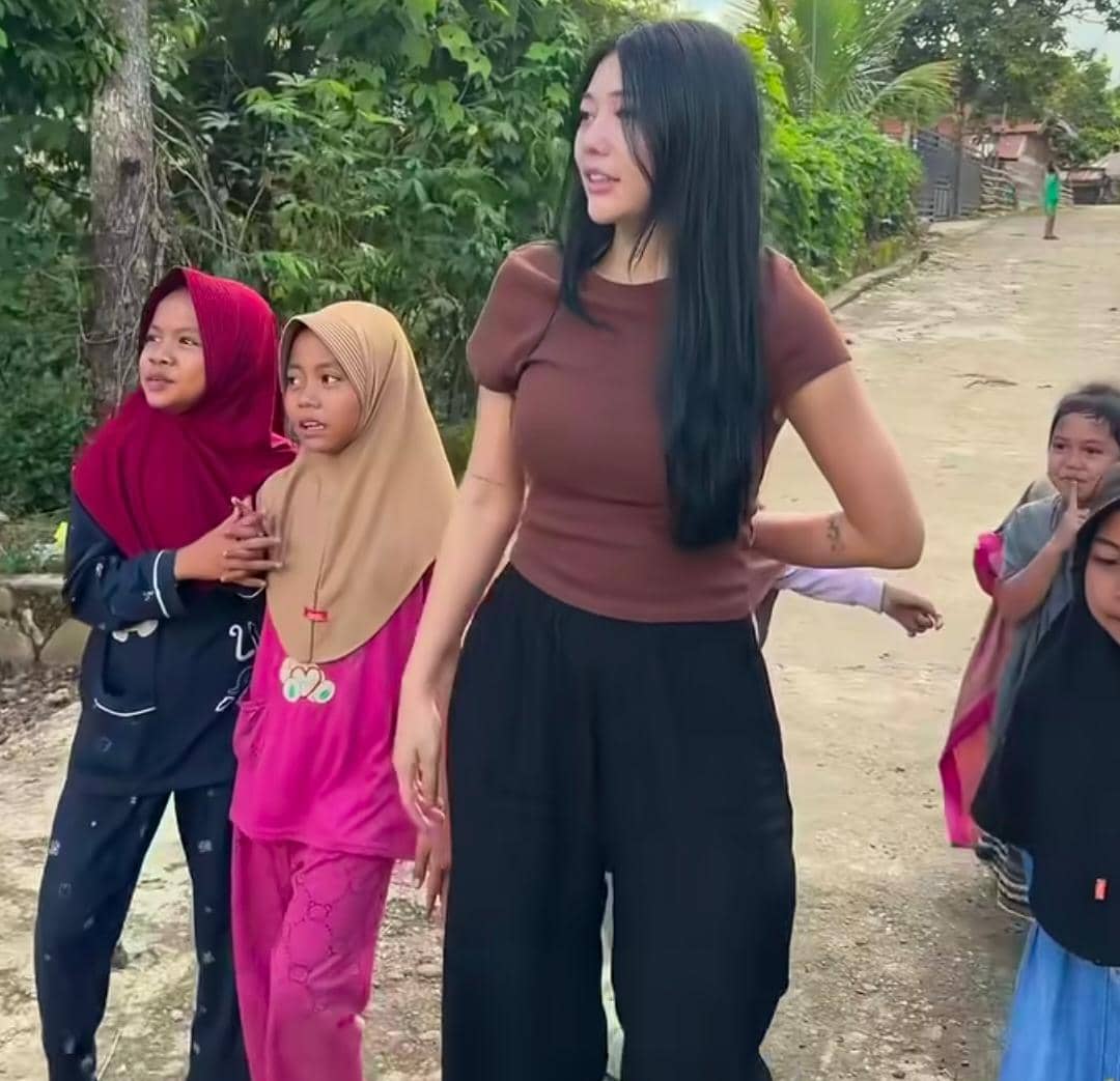 potret Wendy Walters main bersama anak-anak basecamp Gunung Leuser