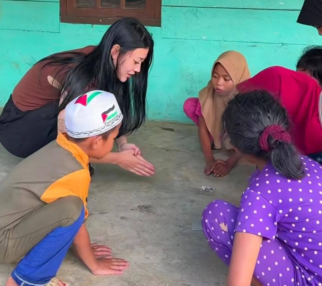 potret Wendy Walters main bersama anak-anak basecamp Gunung Leuser