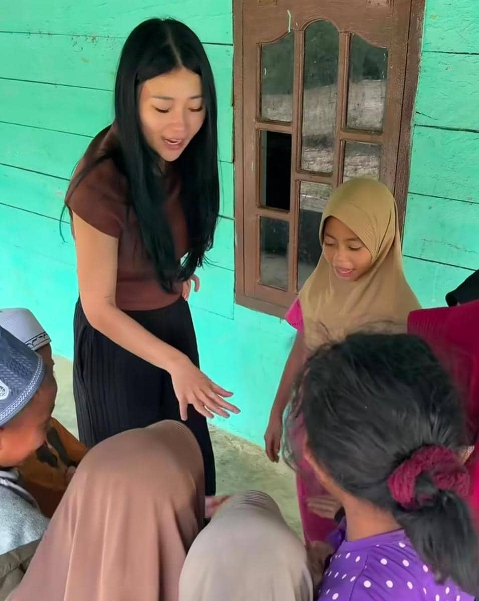 potret Wendy Walters main bersama anak-anak basecamp Gunung Leuser