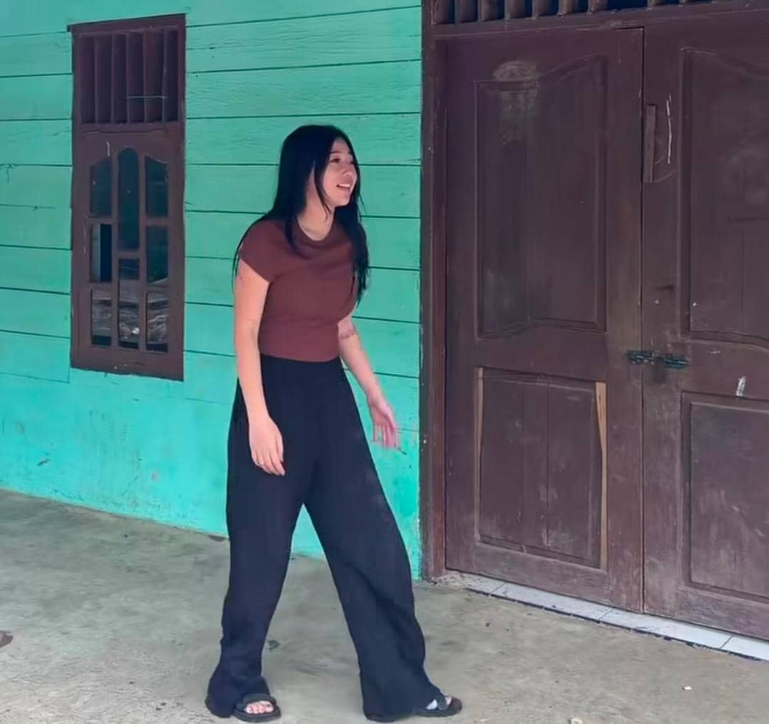 potret Wendy Walters main bersama anak-anak basecamp Gunung Leuser