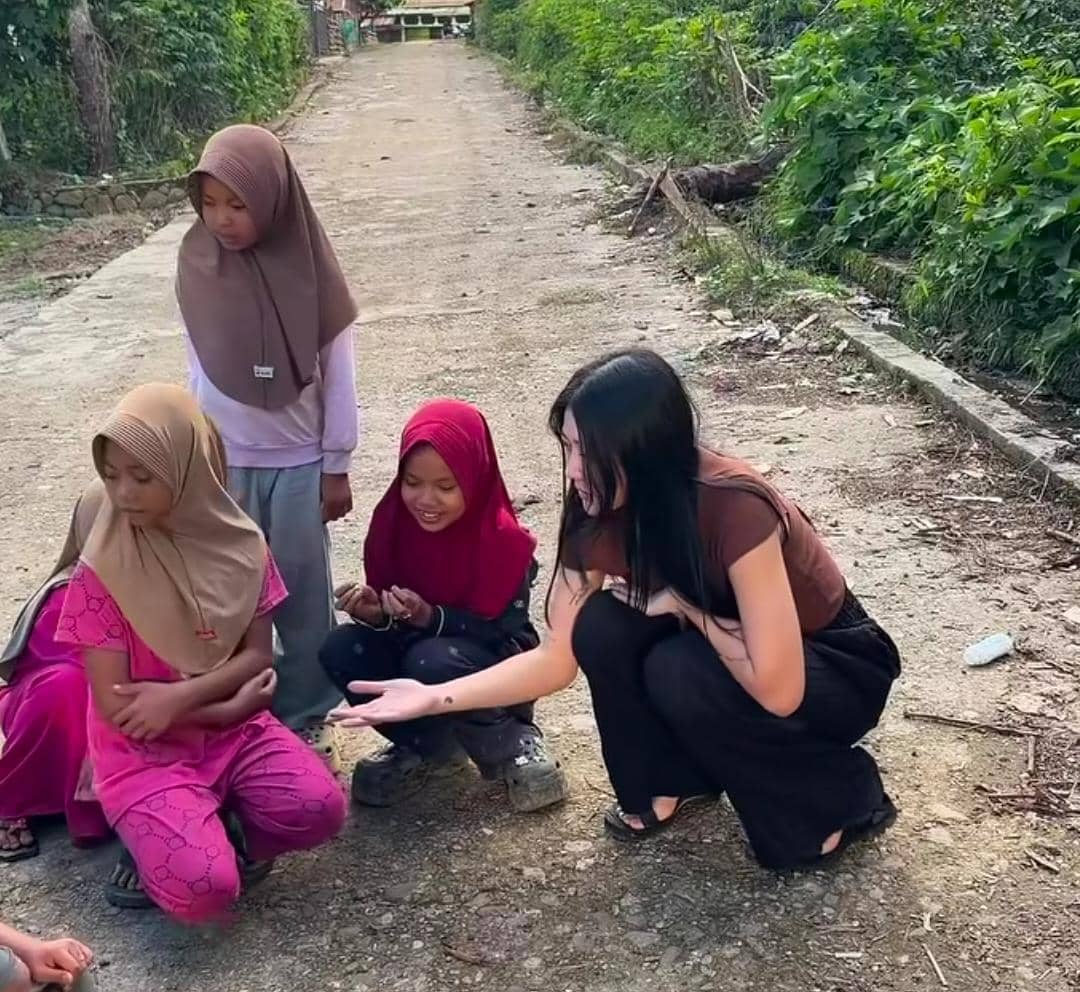potret Wendy Walters main bersama anak-anak basecamp Gunung Leuser
