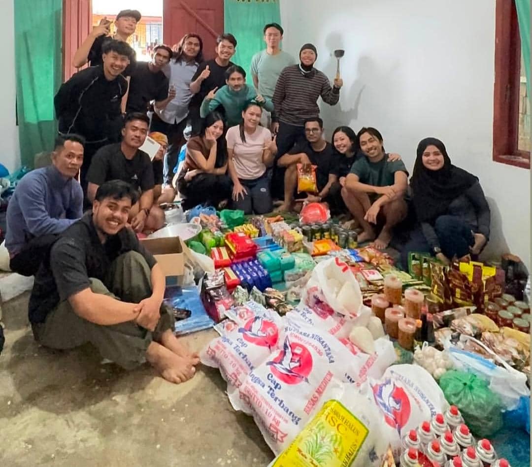 potret Wendy Walters main bersama anak-anak basecamp Gunung Leuser