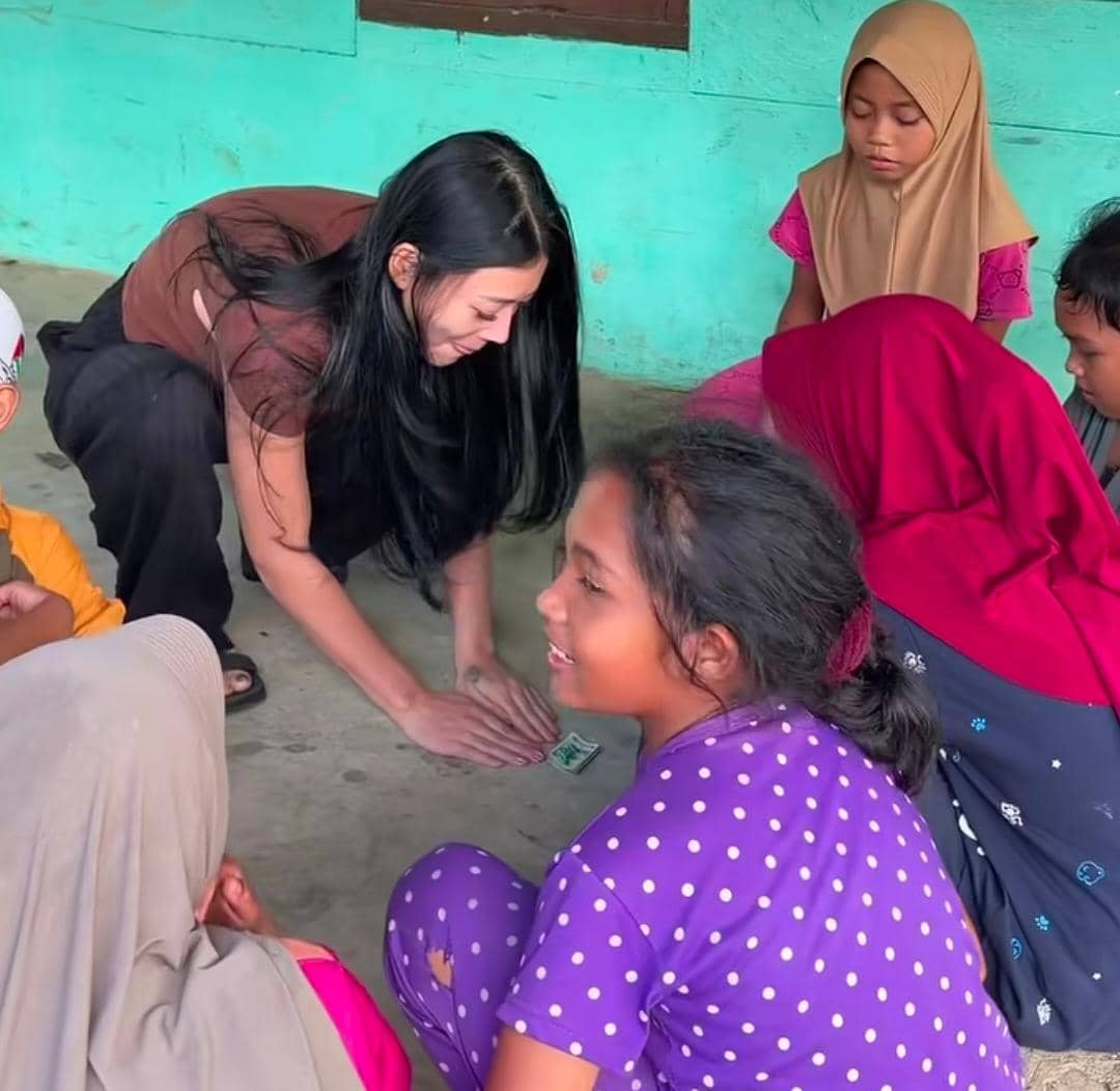 potret Wendy Walters main bersama anak-anak basecamp Gunung Leuser