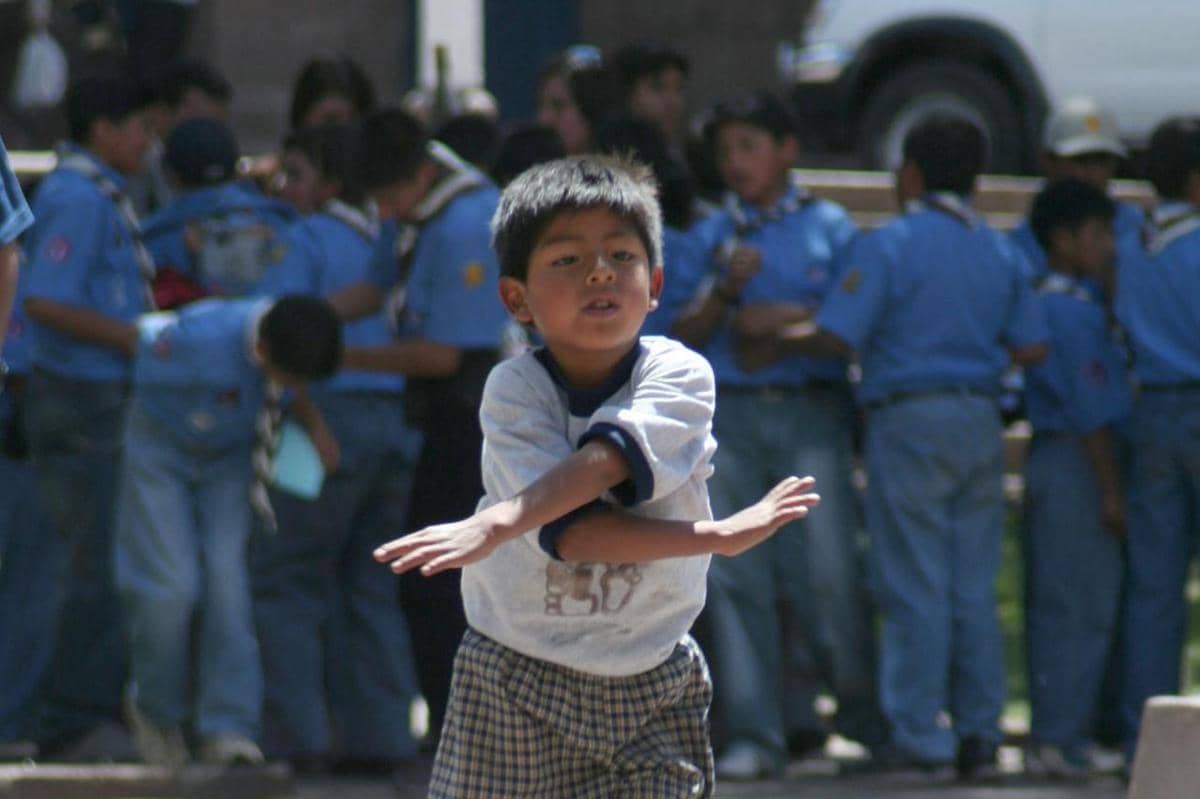 ilustrasi anak dengan autistik melakukan gerakan berulang