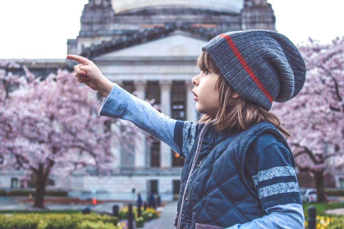 ilustrasi anak menunjuk sesuatu yang menarik perhatiannya