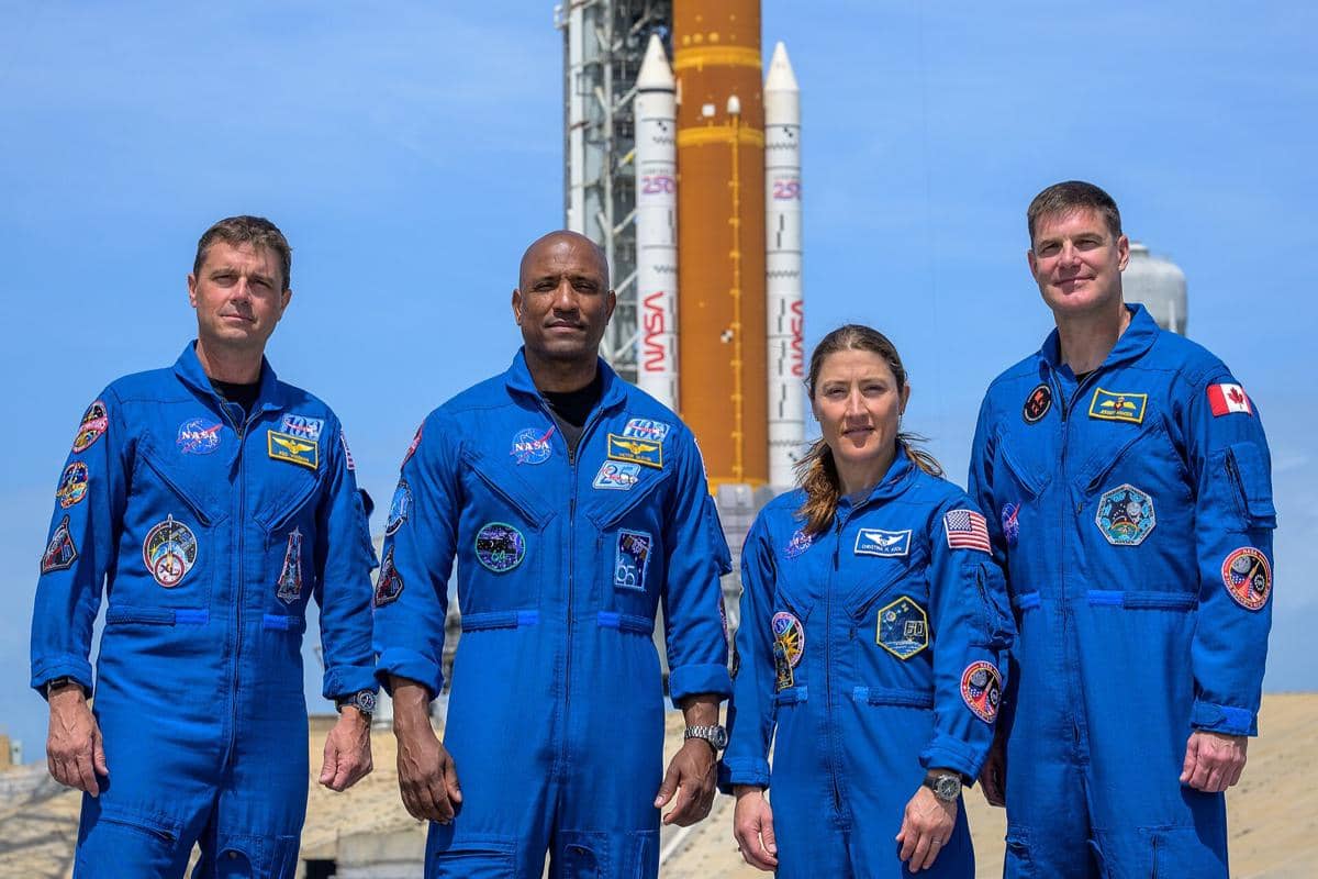 Para astronot NASA, Reid Wiseman, komandan Artemis II (kiri), Victor Glover, pilot Artemis II, Christina Koch, spesialis misi Artemis II, dan astronot CSA (Badan Antariksa Kanada) Jeremy Hansen, spesialis misi Artemis II (kanan) berfoto bersama saat mengunjungi roket SLS (Space Launch System).