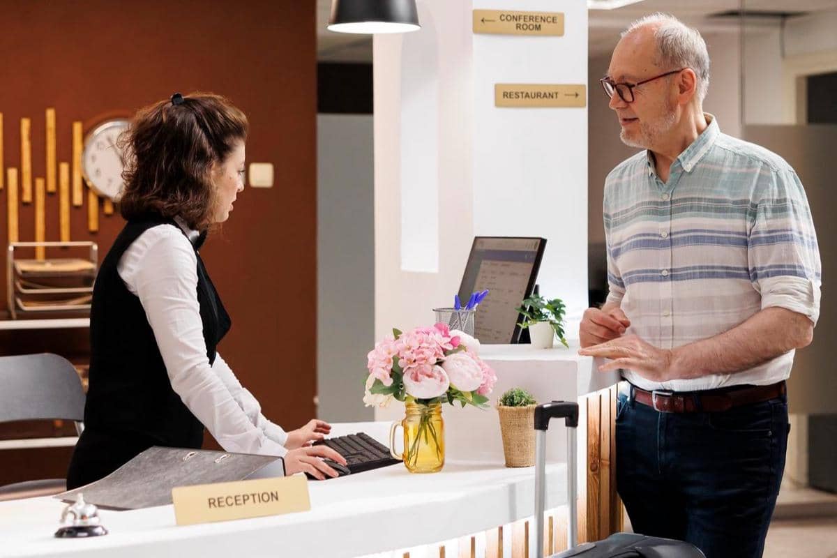 ilustrasi front office hotel