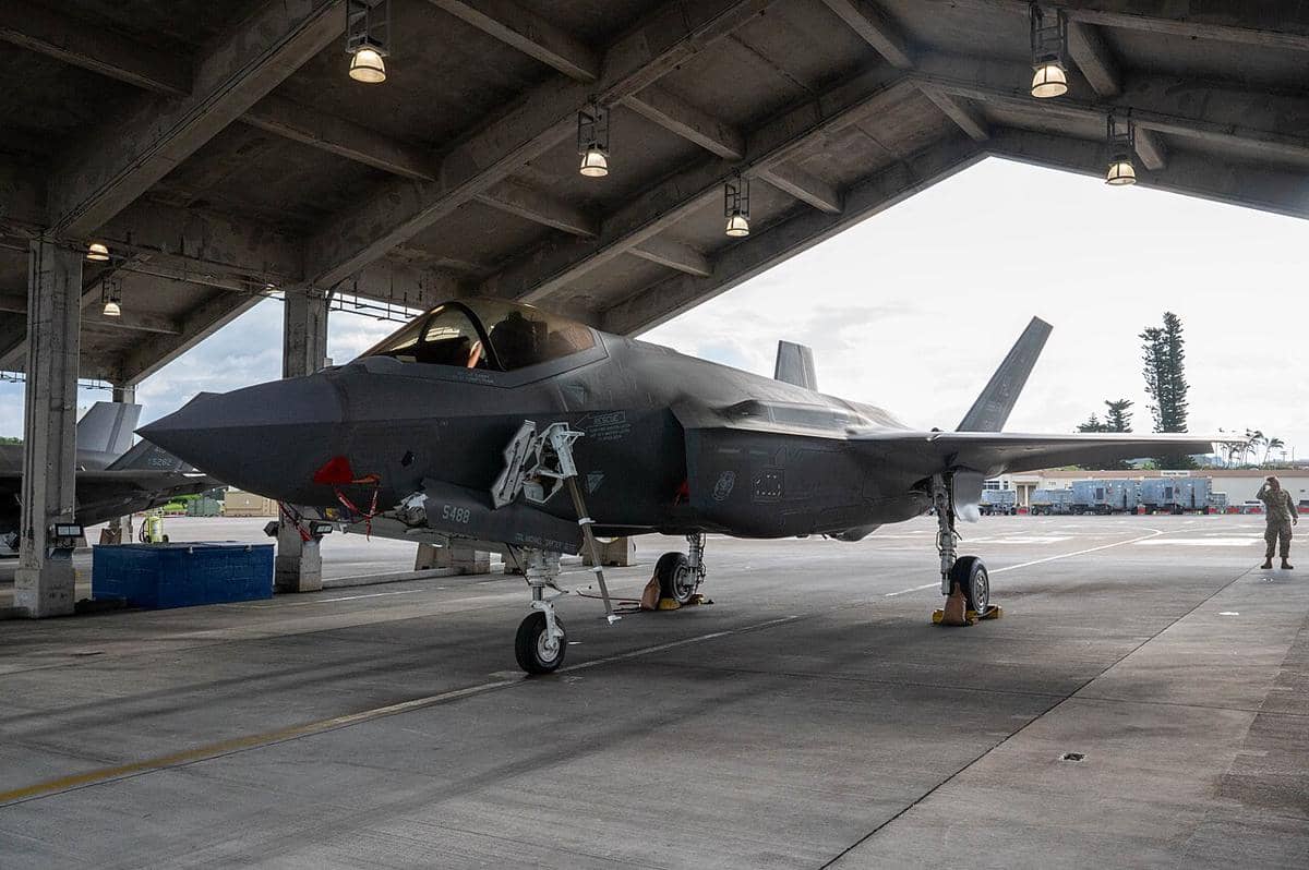potret pangkalan militer Kadena Air Base, Jepang