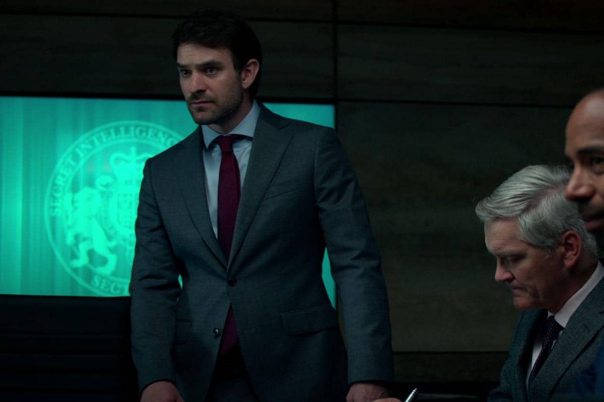 Charlie Cox dalam serial Treason
