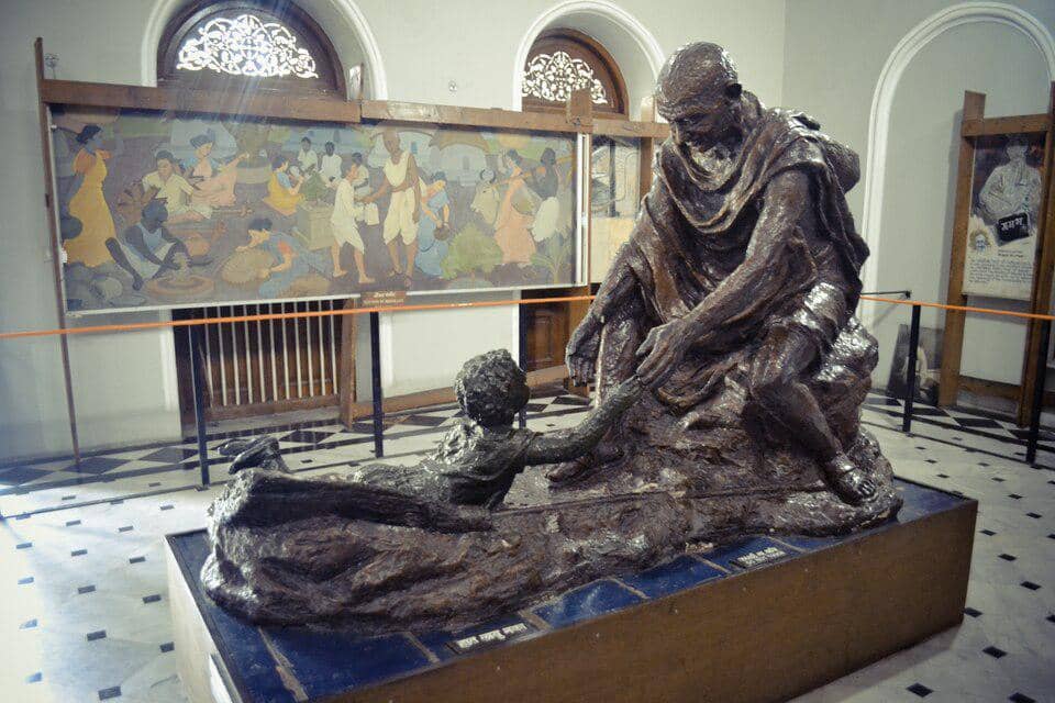 Patung Mahatma Gandhi di dalam Istana Aga Khan