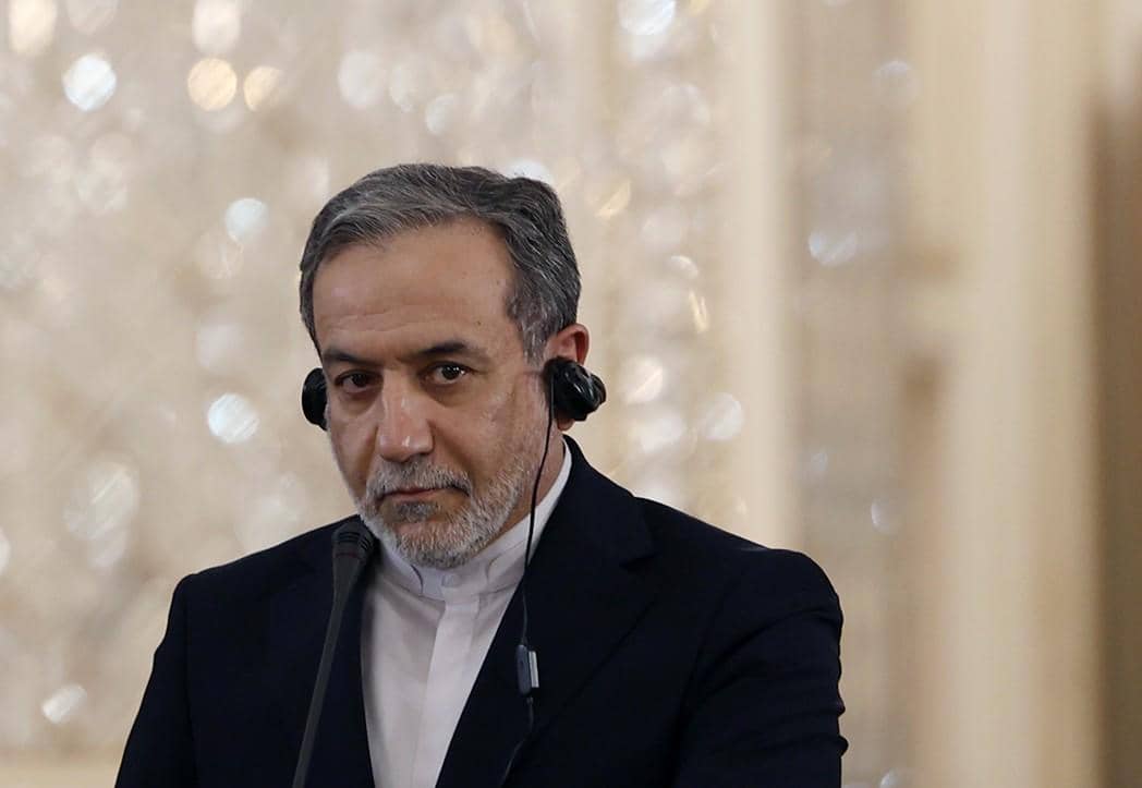 Abbas Aragchi sedang menghadiri pertemuan. 