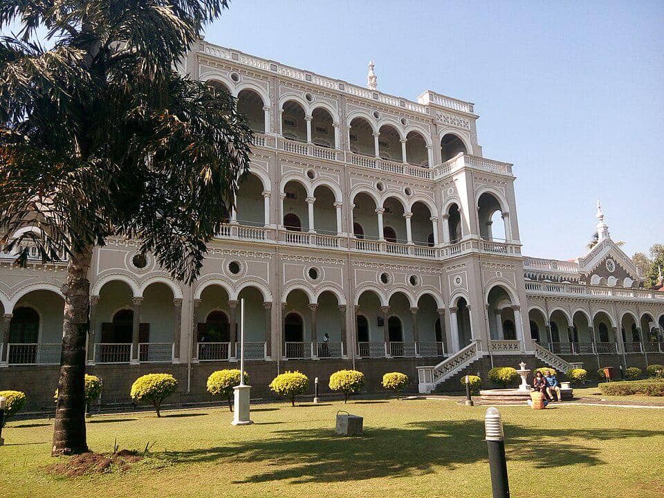 Tampak Samping Istana Aga Khan
