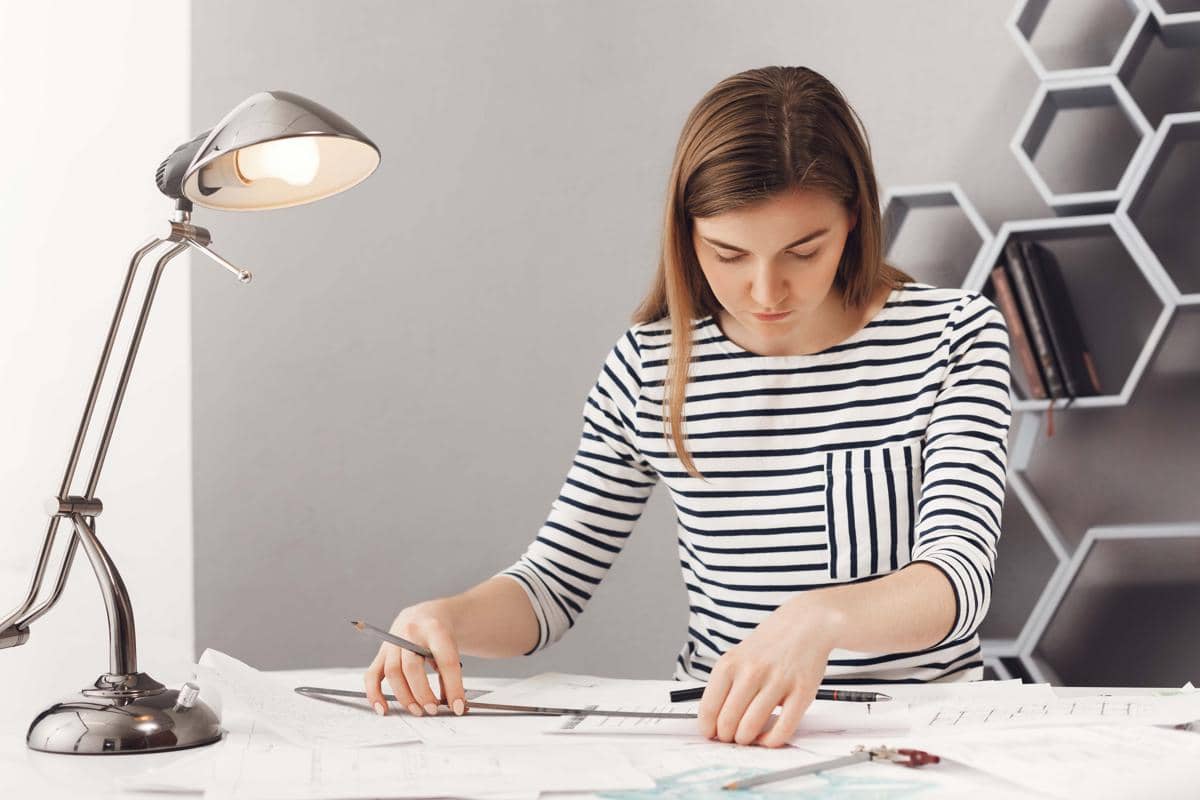 5 Cara Berpikir Tenang ala Stoikisme Saat Kerjaan Menumpuk yang Efektif