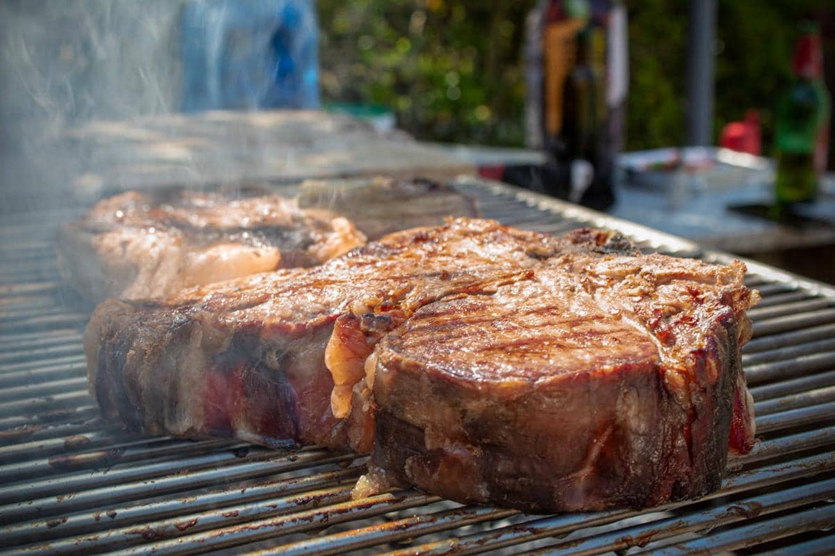ilustrasi bistecca alla Fiorentina, steak khas Italia