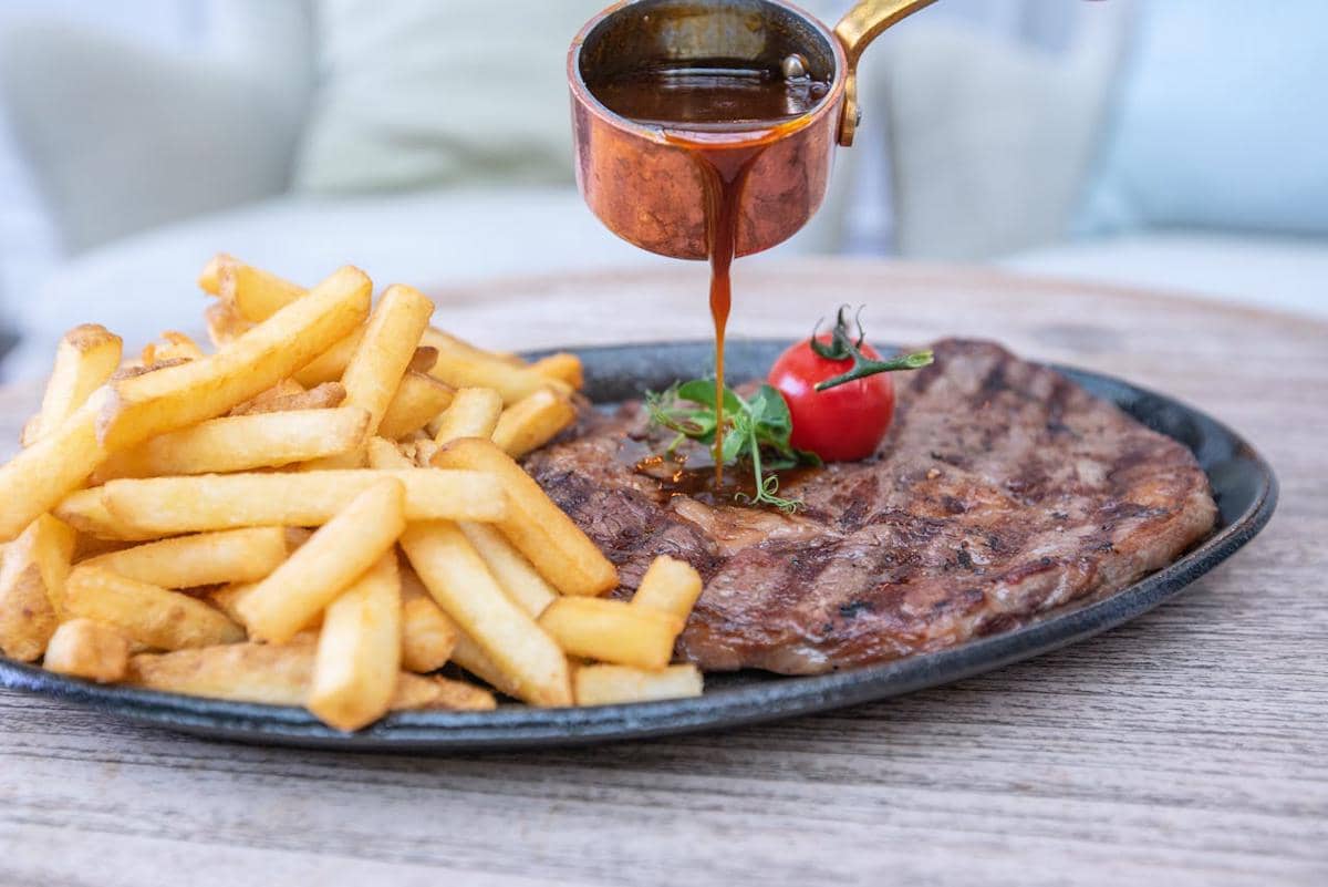ilustrasi steak frites, steak ala Prancis
