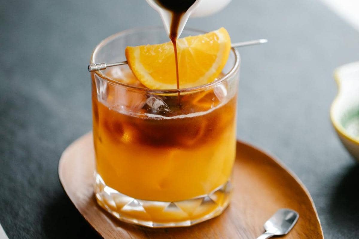 ilustrasi iced yuzu americano caramel