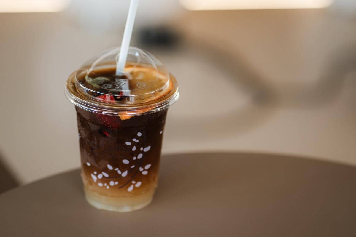 ilustrasi yuzu honey iced coffee