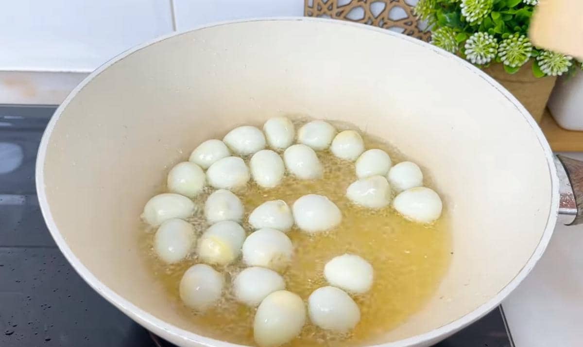 ilustrasi menggoreng telur puyuh