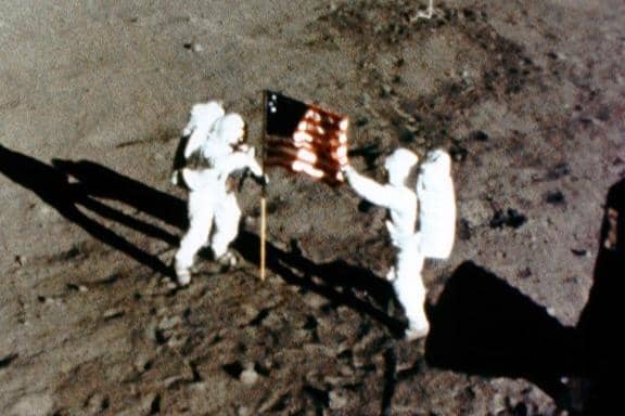 Neil Amstrong dan Buzz Aldrin saat menginjakkan kaki di Bulan. 