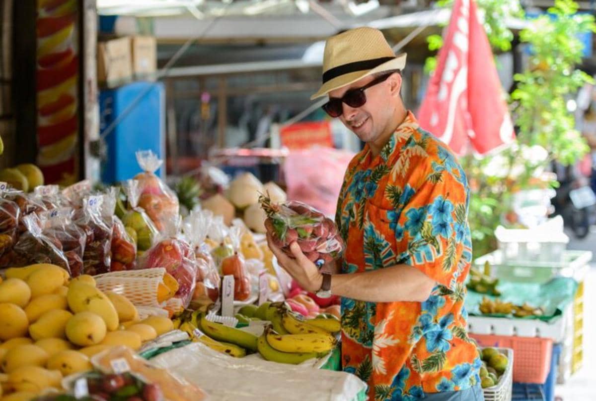 ilustrasi seorang pria sedang belanja di pasar