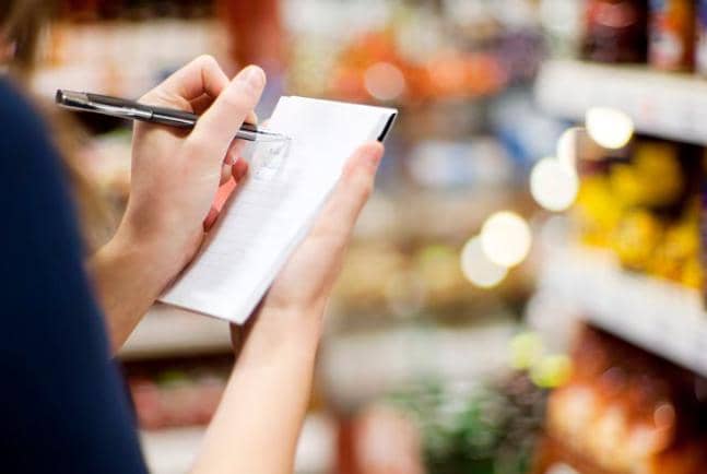 ilustrasi menulis daftar belanjaan