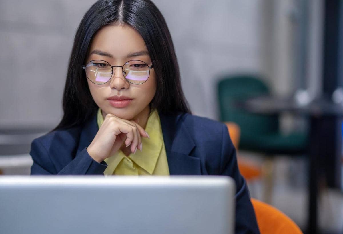 ilustrasi seorang perempuan yang fokus bekerja